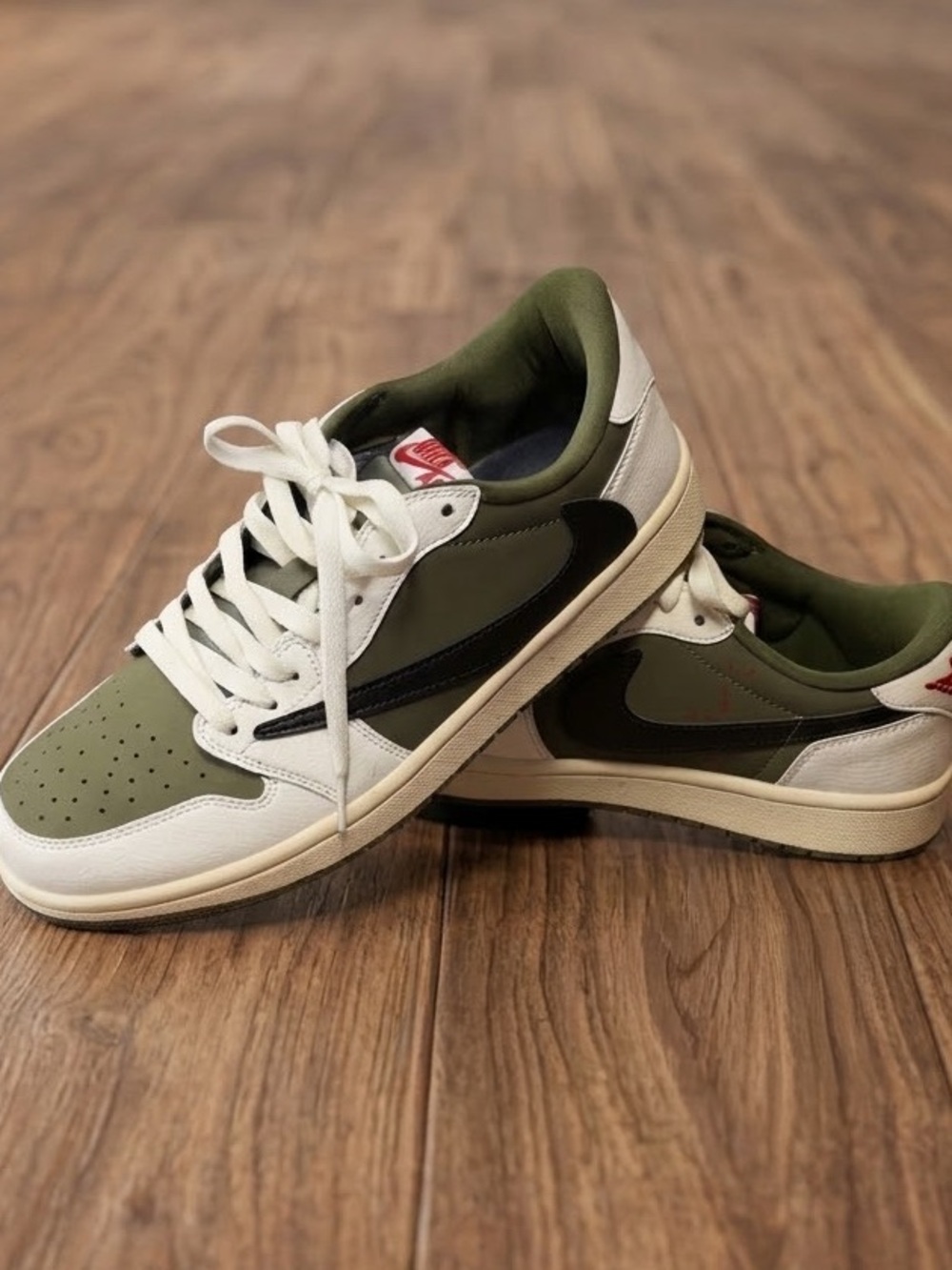 Nike Men’s Low-Top Sneakers in Olive Green, White and Black